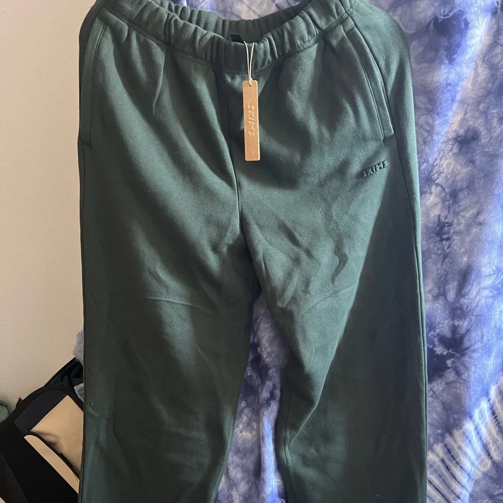 SKIMS Classic Straight Leg Sweatpants in Spruce Dark Green NWT - Picture 7 of 8